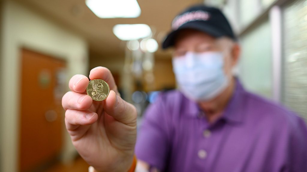 骨髓增生异常综合征幸存者Chris Golding手持一枚Sacagawea硬币