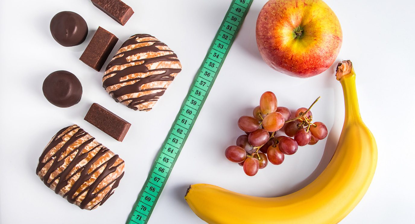 照片显示一侧的水果，另一侧显示糖果和糕点。