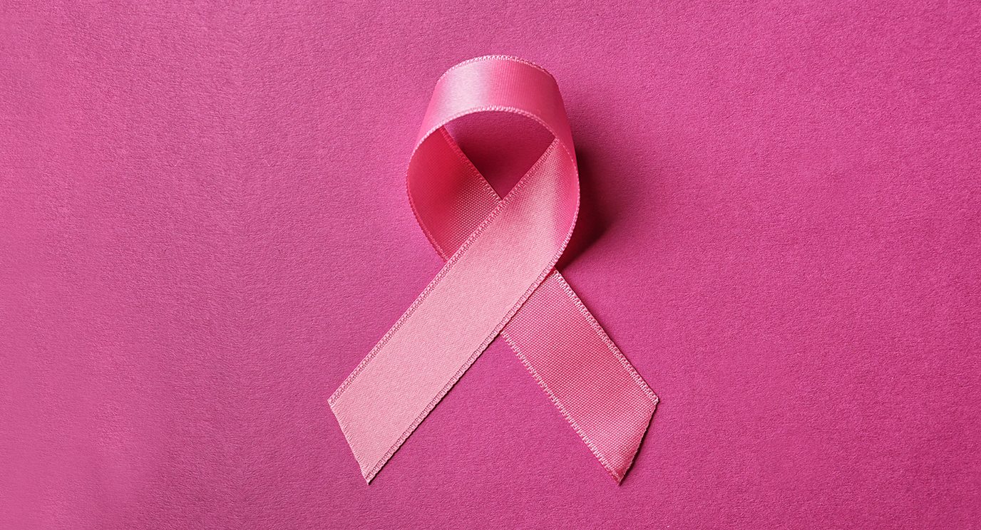 粉红色的乳腺癌丝带与粉红色的背景