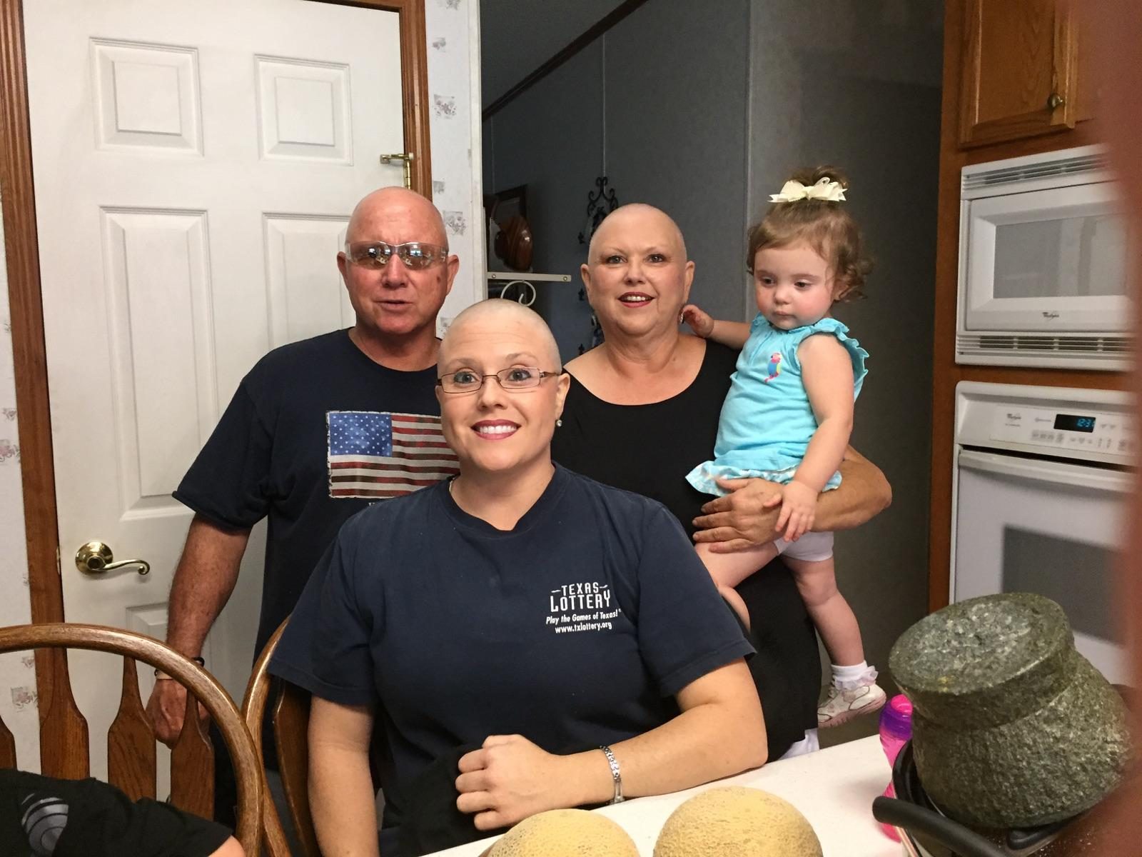 乳腺癌幸存者蕾切尔·马丁和家人一起秀她光秃秃的头