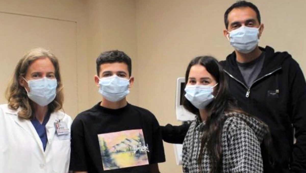 马祖·纳迪姆（Mazen Nadim）与他的父母一起站在左边的玛丽·奥斯丁（Mary Austin），医学博士。所有人都戴着医学级的口罩。