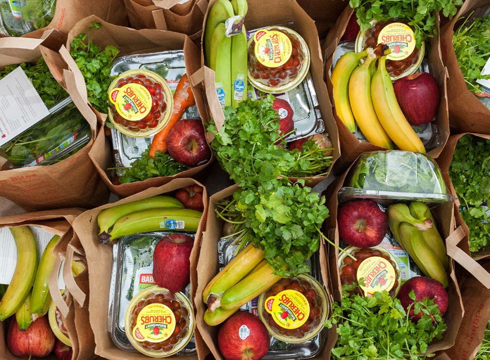 为了解决在休斯敦部分地区存在的食物沙漠中获取健康食物的有限问题，FRESH项目每周向新信仰教堂的成员提供30磅新鲜水果和蔬菜，持续8周。