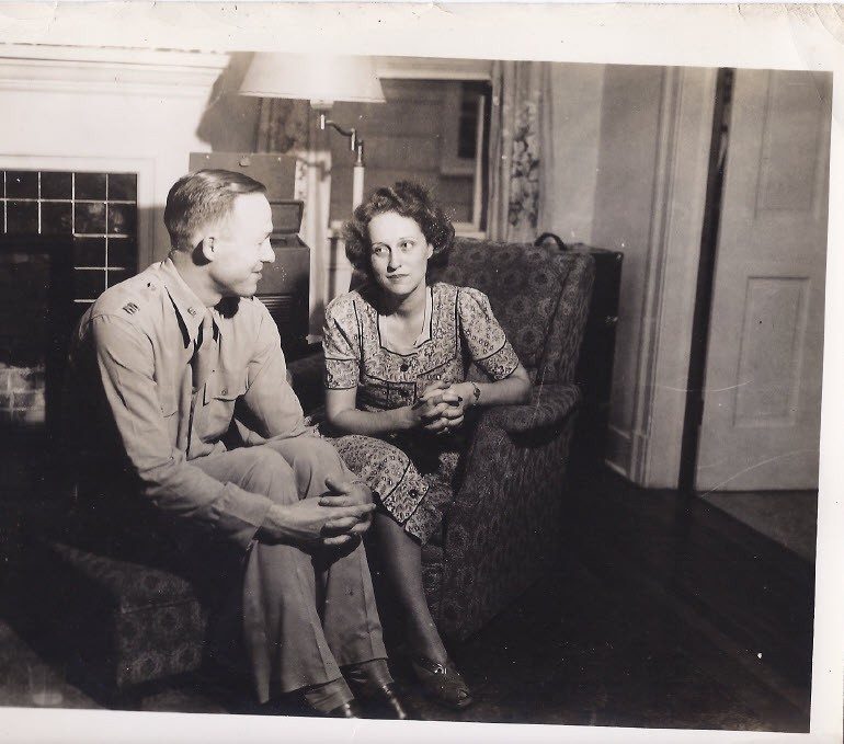 R. Lee Clark，医学博士，坐在他的妻子Bertha Davis，M.D。旁边