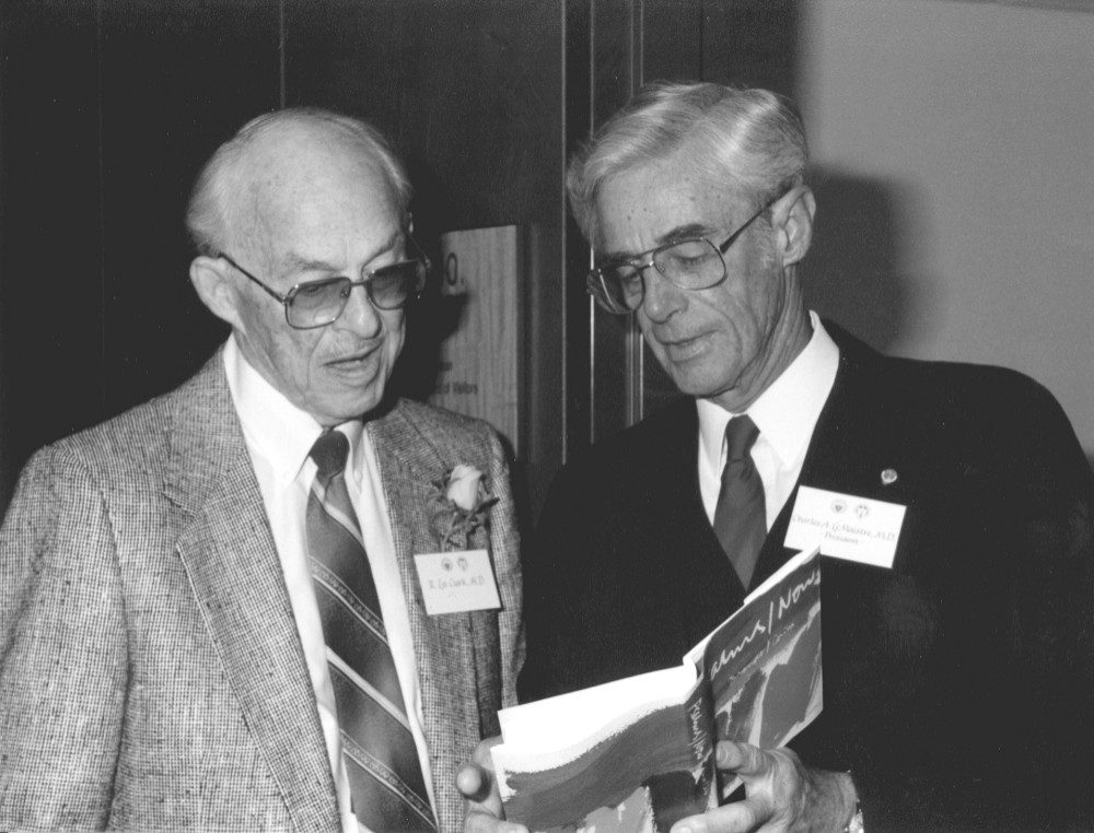 李·克拉克（R. Lee Clark）与MD Anderson总裁查尔斯·莱玛斯特（Charles Lemaistre）在克拉克诊所大楼的奉献精神中