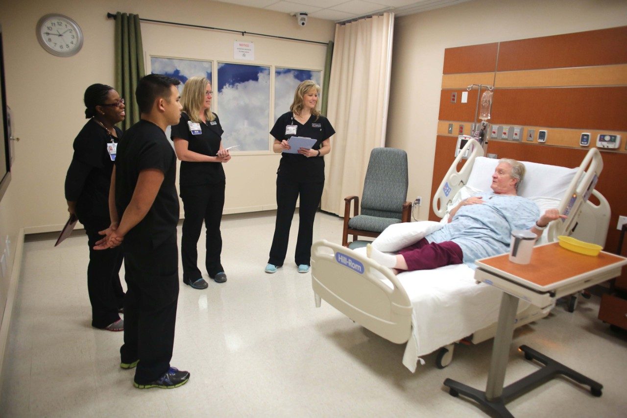 在MD安德森的新护士培训计划帮助护士掌握好护士所需要的技能。