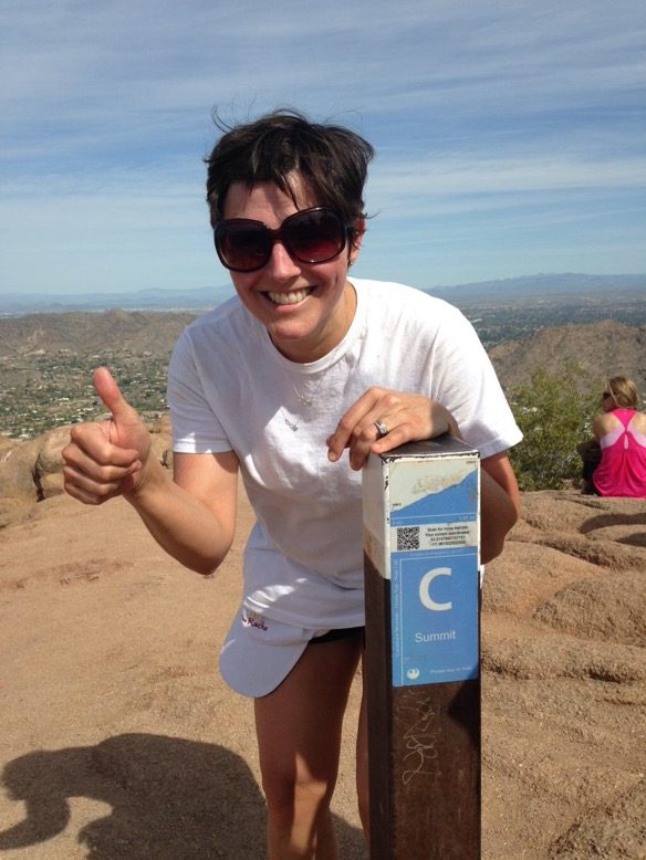 多发性骨髓瘤幸存者Jennifer Davis在经历干细胞移植后分享了她在山上爬山。
