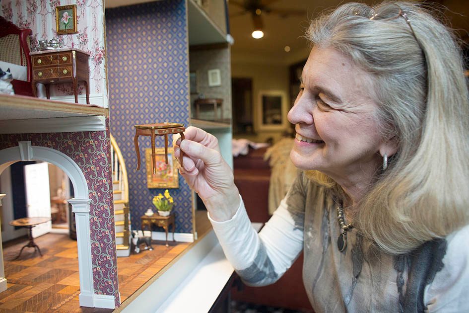 放射肿瘤学家帕特里夏·艾菲尔通过建造微型玩具屋来放松自己。