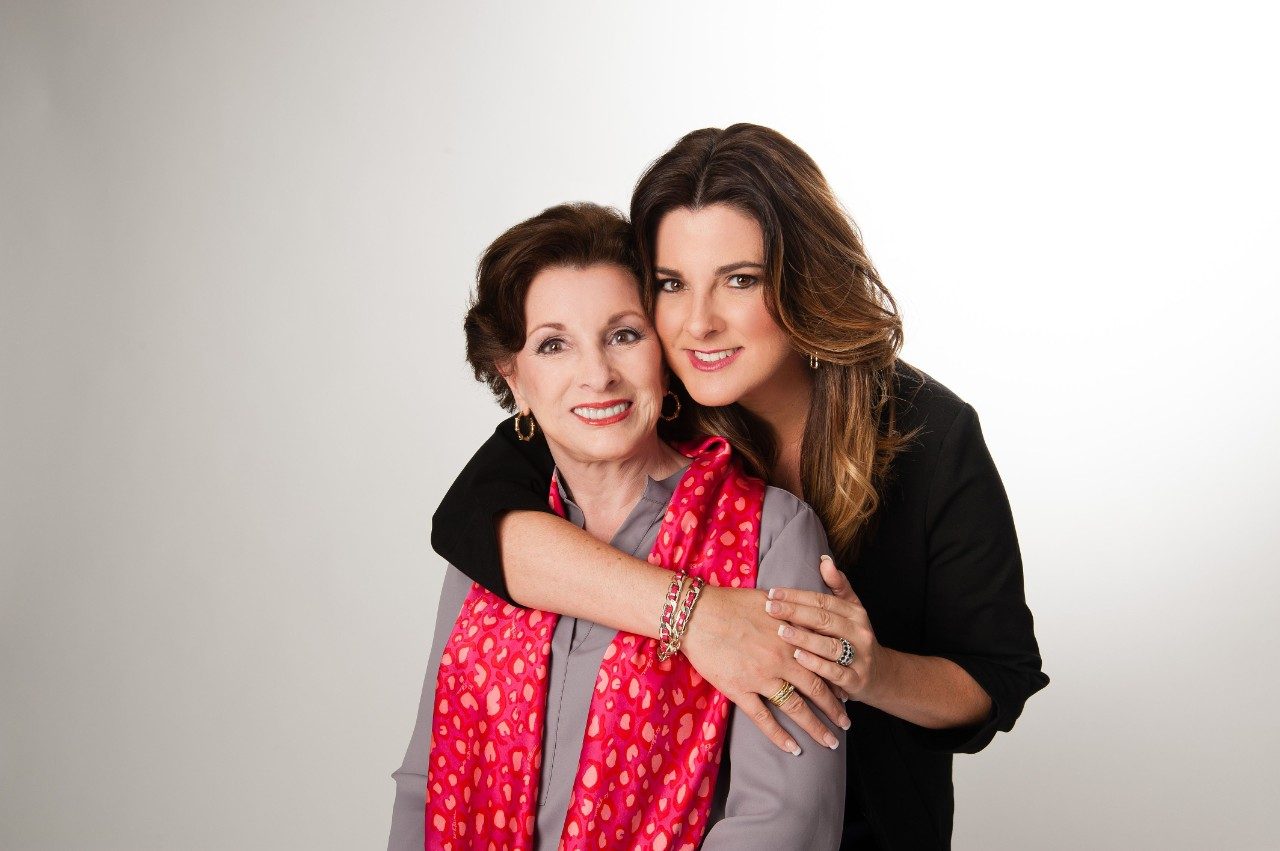时尚和配饰设计师伊莱恩·特纳分享了她母亲患乳腺癌的故事。