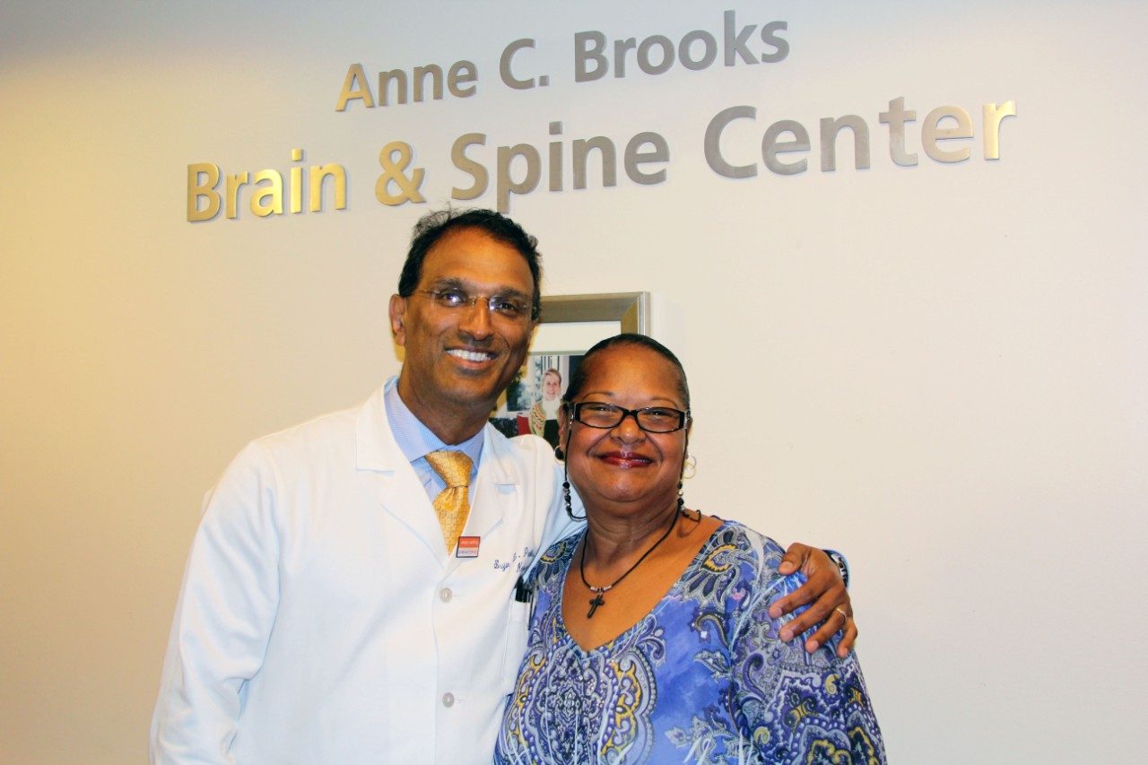 关于癌症的博客照片:Luvenia Berry(右)和Sujit Prabhu，医学博士