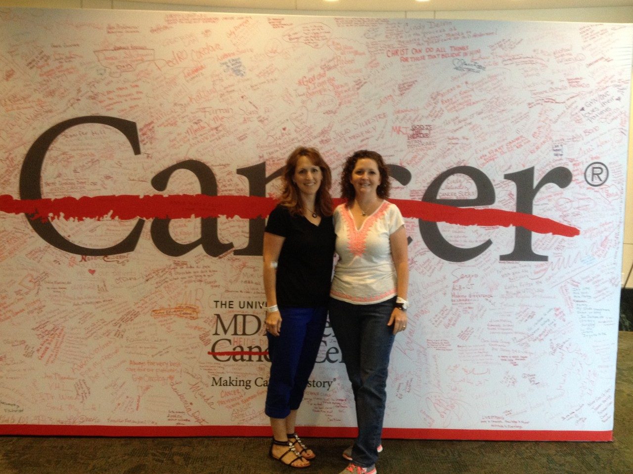 Cancerwise博客照片：全盆腔脏器切除术幸存者卡拉万美元（右）与她的朋友乔迪
