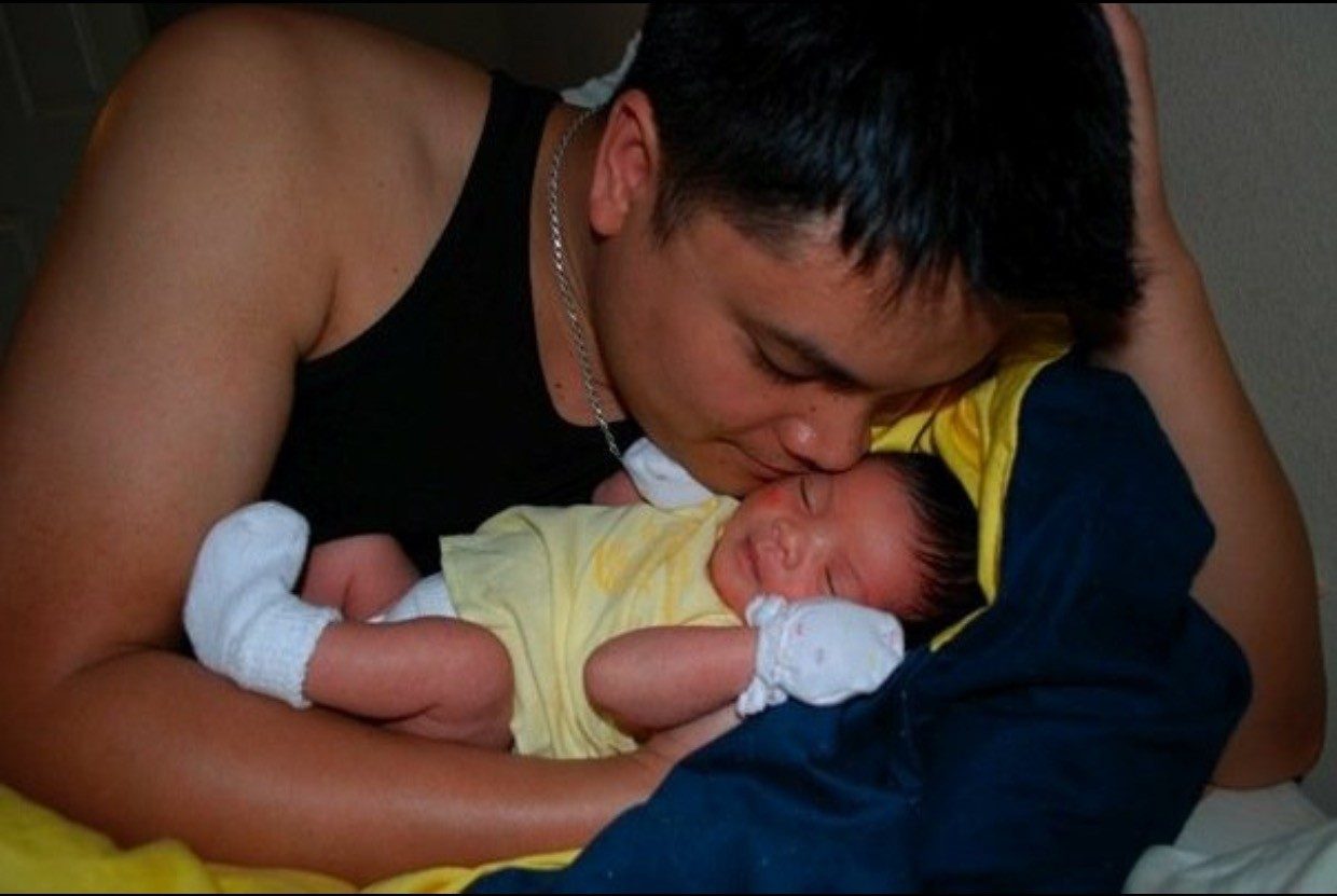 CancerWise博客文章：Rodney Quindoy抱着他的女儿Mikayla，他死于Dipg