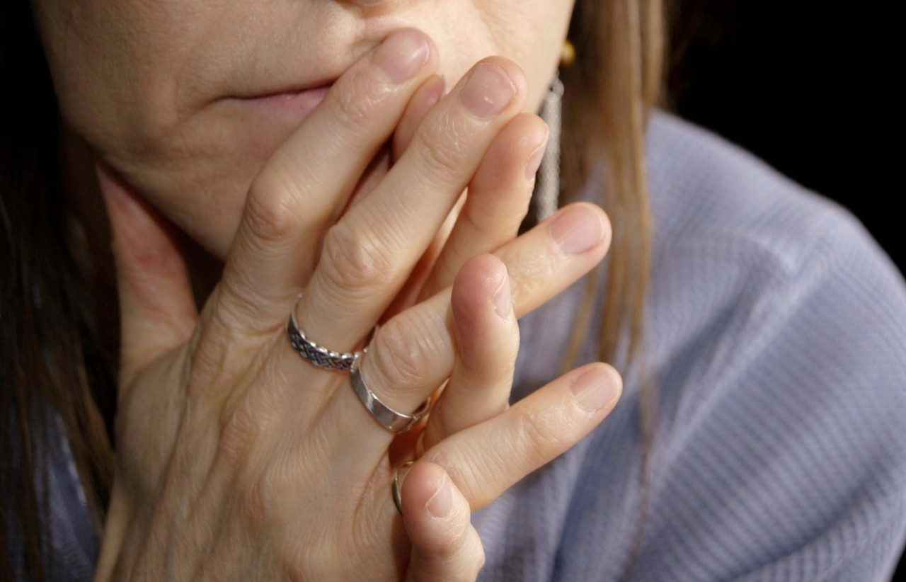 一篇关于癌症的博文:双手紧握的女人
