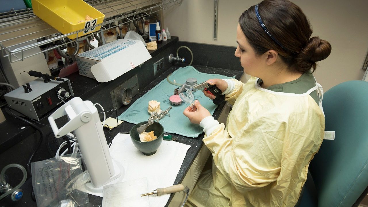癌症方面的博客文章:口腔修复实验室的技术人员与口腔修复医生合作，复制病人的口腔。