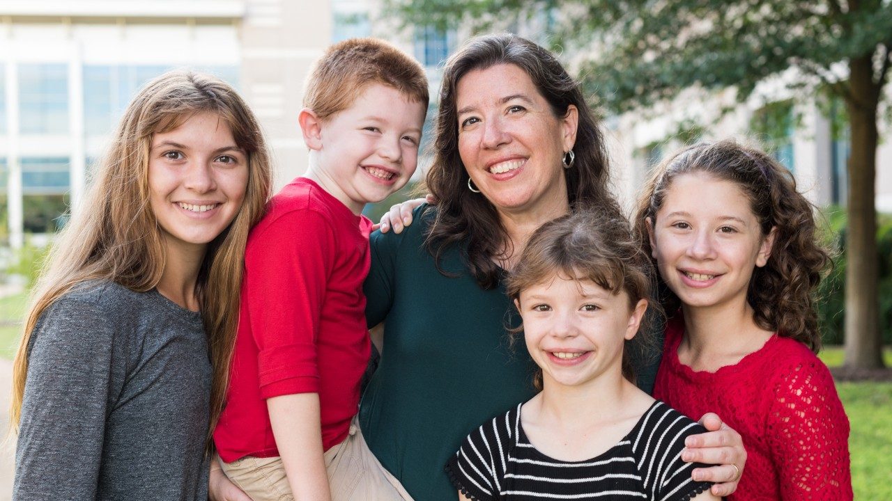 CancerWise博客文章：Jennifer Robinson与她的孩子，包括Elise，患者在MD Anderson儿童癌症医院治疗的骨癌幸存者
