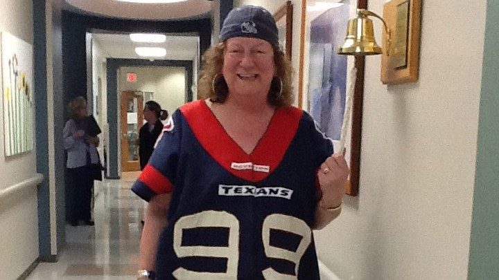 乳腺癌幸存者比拉·伍勒姆在凯蒂的MD安德森摇铃，标志着治疗的结束