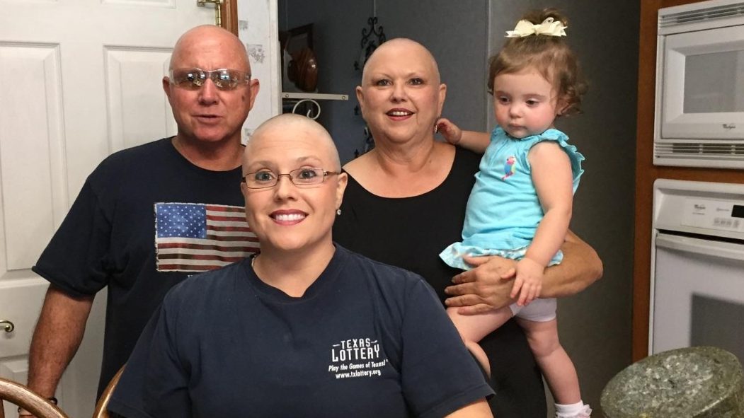 乳腺癌幸存者雷切尔·马丁在家人面前炫耀自己的秃头