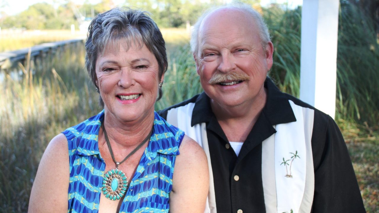 三阴乳腺癌幸存者罗比·约翰逊和她的丈夫都笑了，多亏了一项临床试验