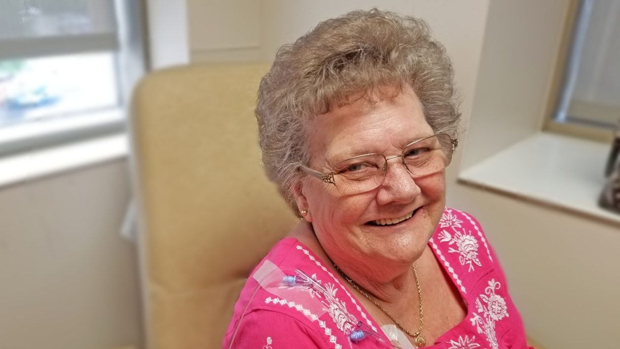 结直肠癌幸存者June Graham在接受维持化疗时微笑