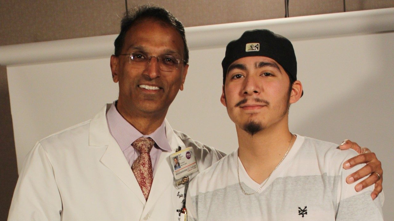 脑肿瘤幸存者罗伯特阿尔维拉斯与Sujit Prabhu，M.D.，谁表演了他的清醒Craniotomy