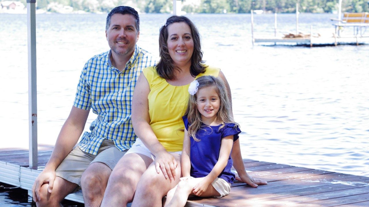 膀胱癌幸存者基思·福克斯姿势与妻子和女儿