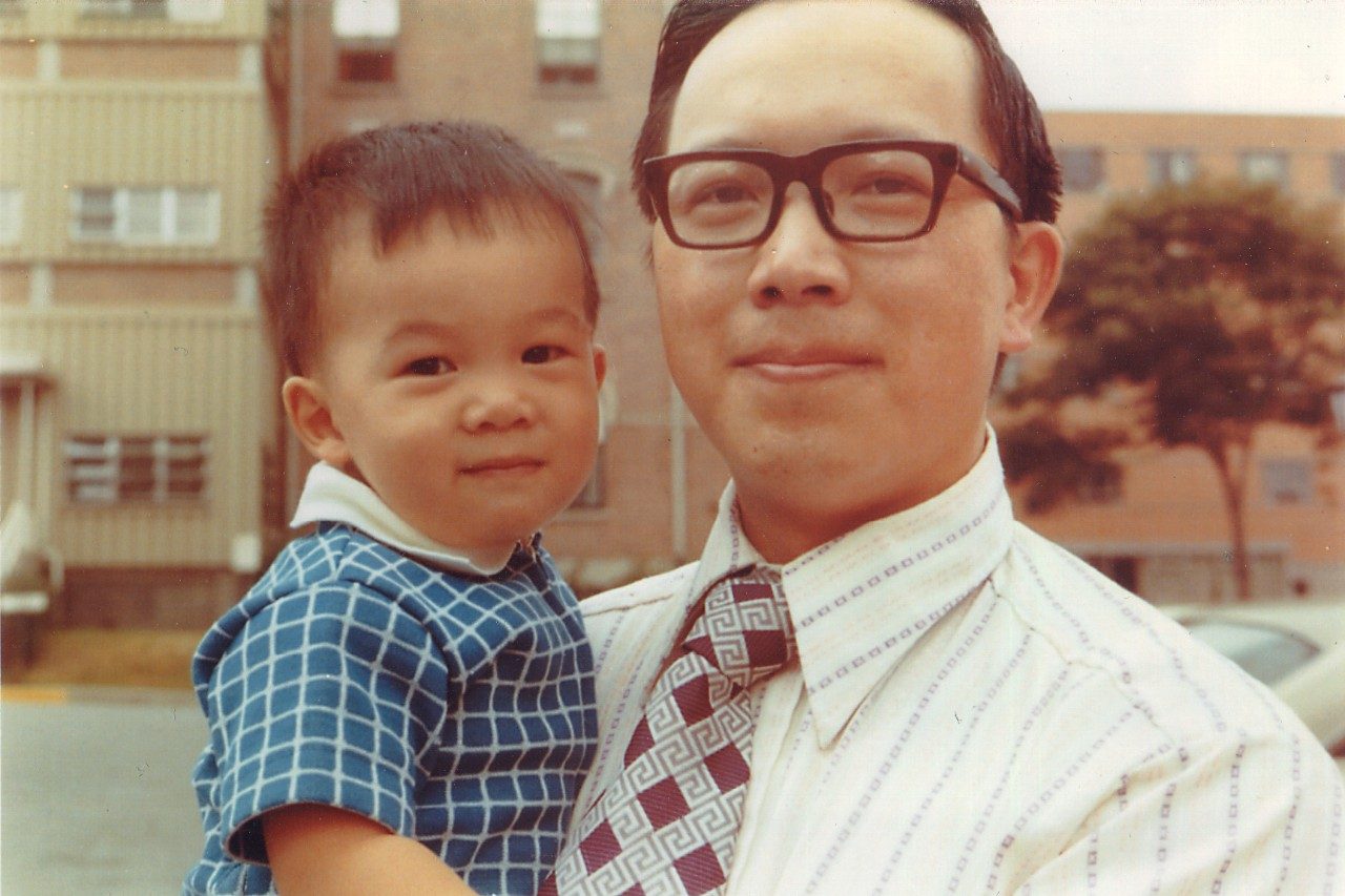 一个年轻的斯蒂芬·莱医学博士，博士，与他父亲的姿势。