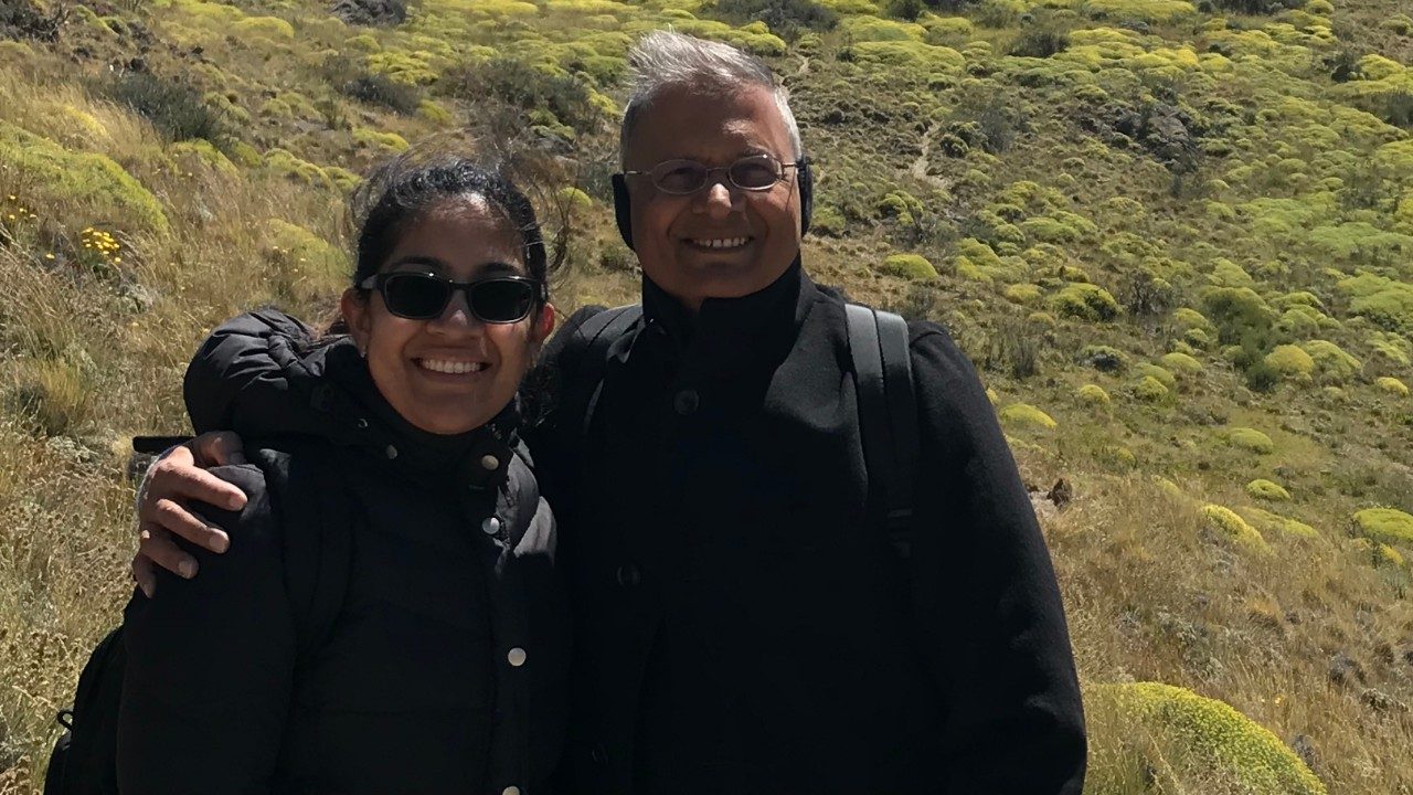 医学博士Ekta Gupta与她的父亲合影。