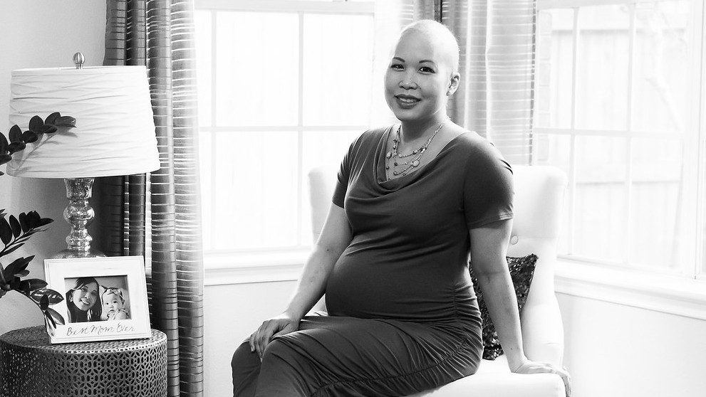 非霍奇金淋巴瘤幸存者Allie Moreno在怀孕时摆姿势