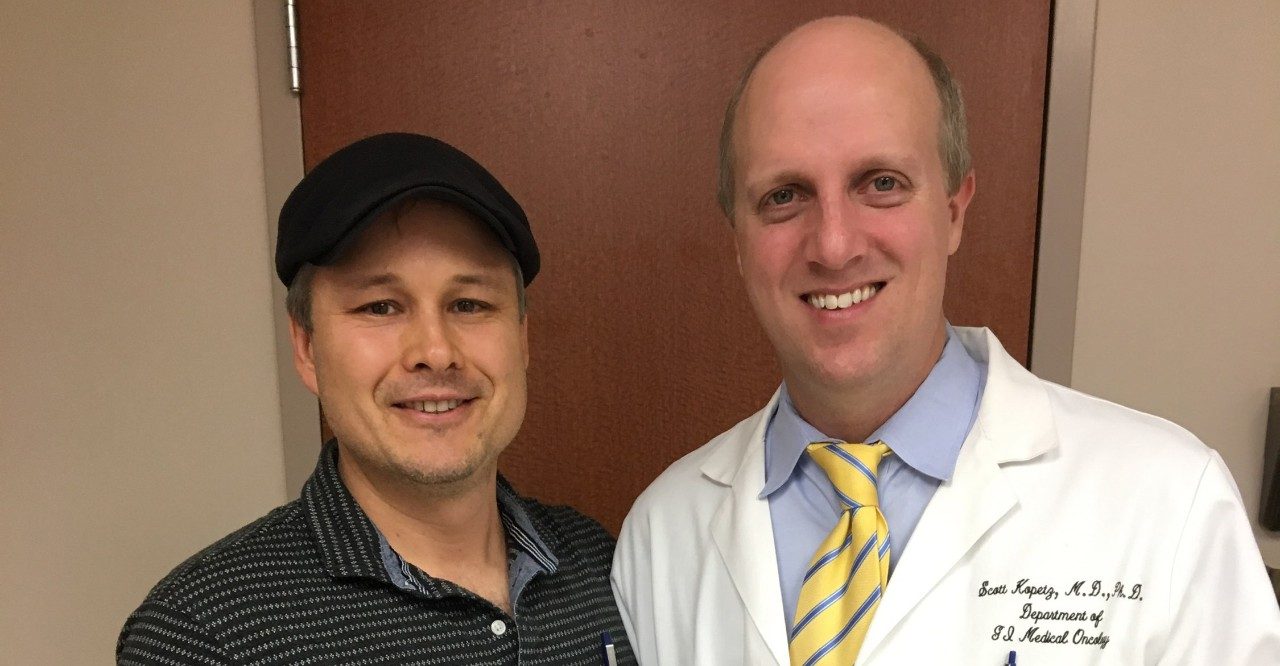 大肠癌幸存者阿纳托利·卡尔波夫博士(左)与斯科特·科佩茨博士