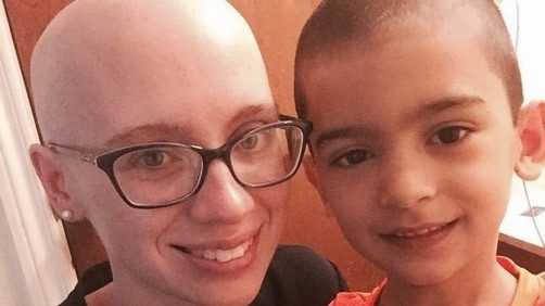 乳腺癌幸存者阿什利里维亚与她的儿子，布雷登