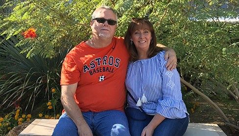 黑色素瘤幸存者马克·哈金斯和他的妻子黛比