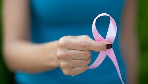 手握象征乳腺癌的粉红色丝带