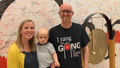 脑癌幸存者亚当·斯明森，与他的妻子，克莱尔和儿子，孤独