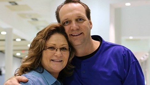 原发性腹膜癌幸存者凯西棕色与她的丈夫安迪·棕色
