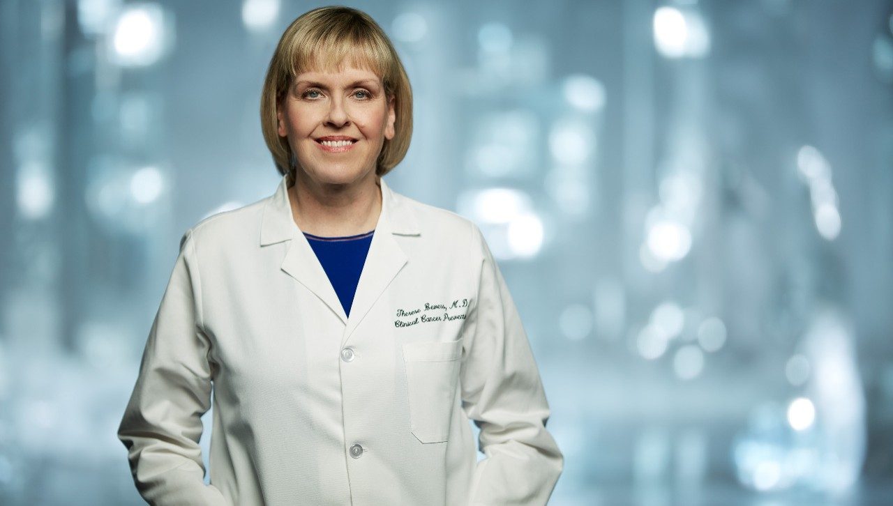 泰蕾兹比维斯，医学博士，MD安德森癌症预防中心的医疗主任