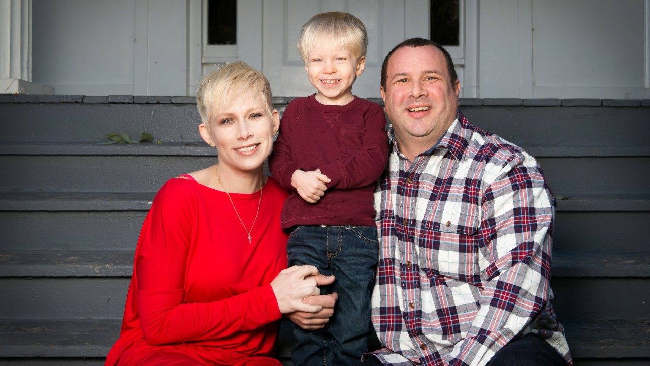 尘土飞扬的贝利与她的儿子和丈夫，颅底肿瘤幸存者马克·贝利