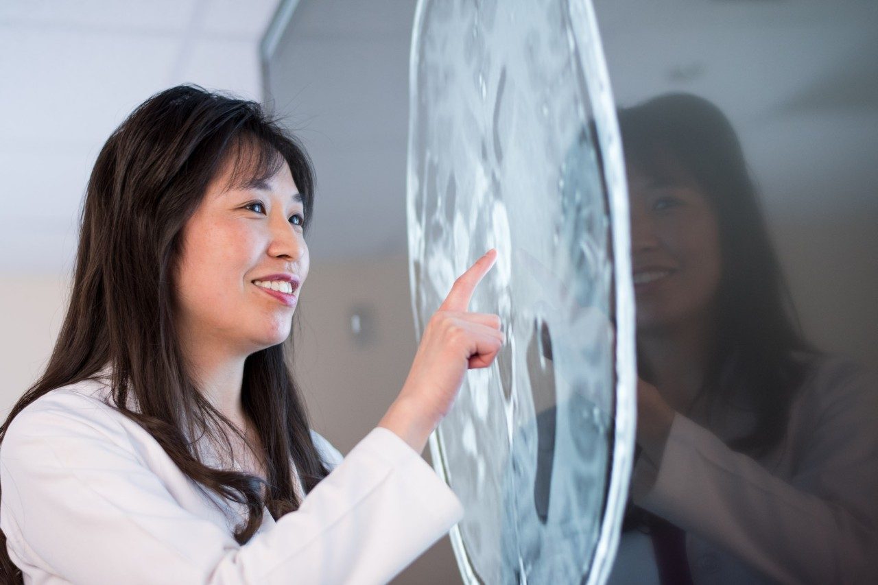 胶质母细胞瘤专家Shiao-Pei Weathers博士进行脑部扫描