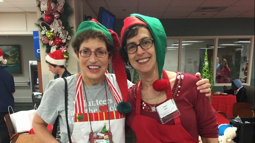 Helen Kalmans(右)和Mindy Wertheimer，志愿者服务和销售总监