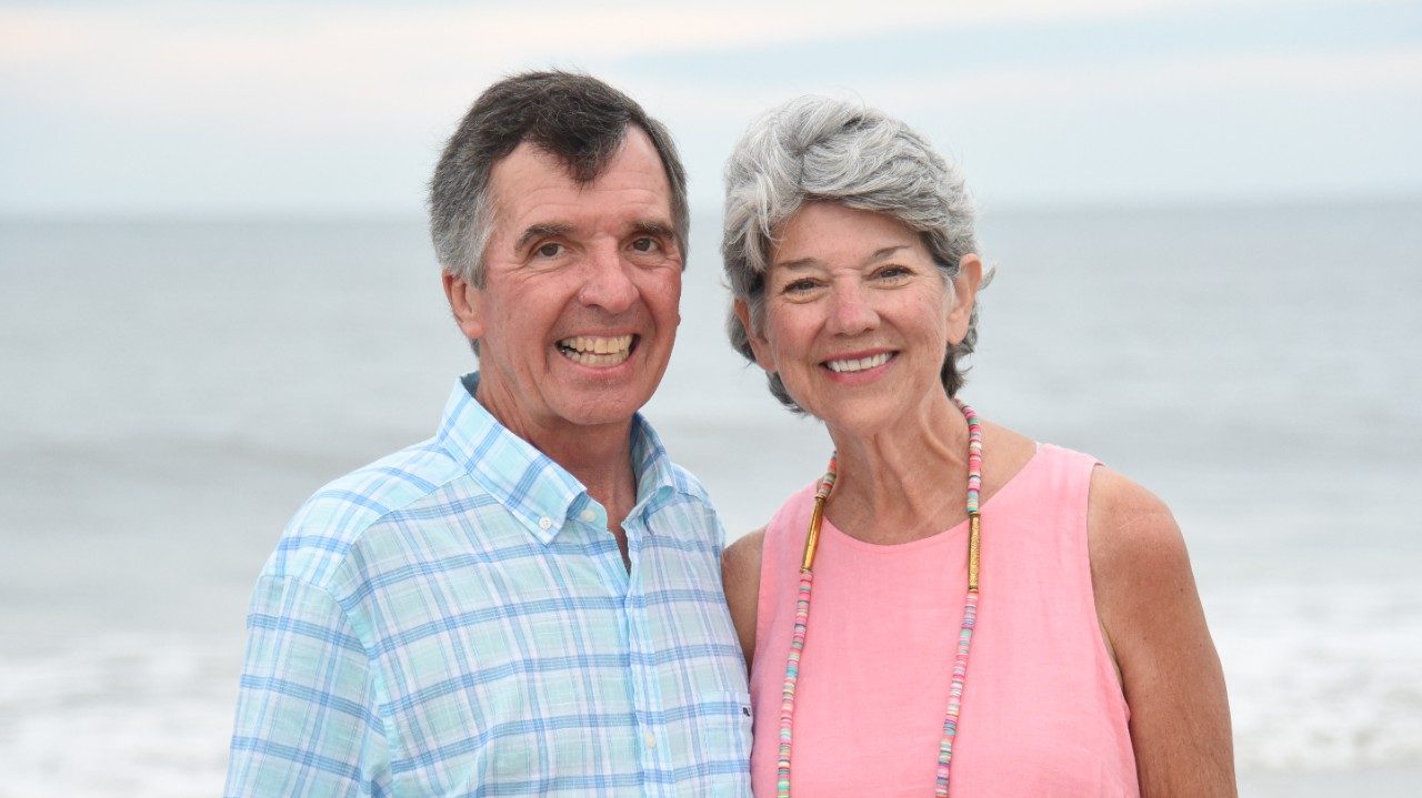 胰腺癌幸存者莱斯利·梅尔森(右)和她的丈夫吉姆