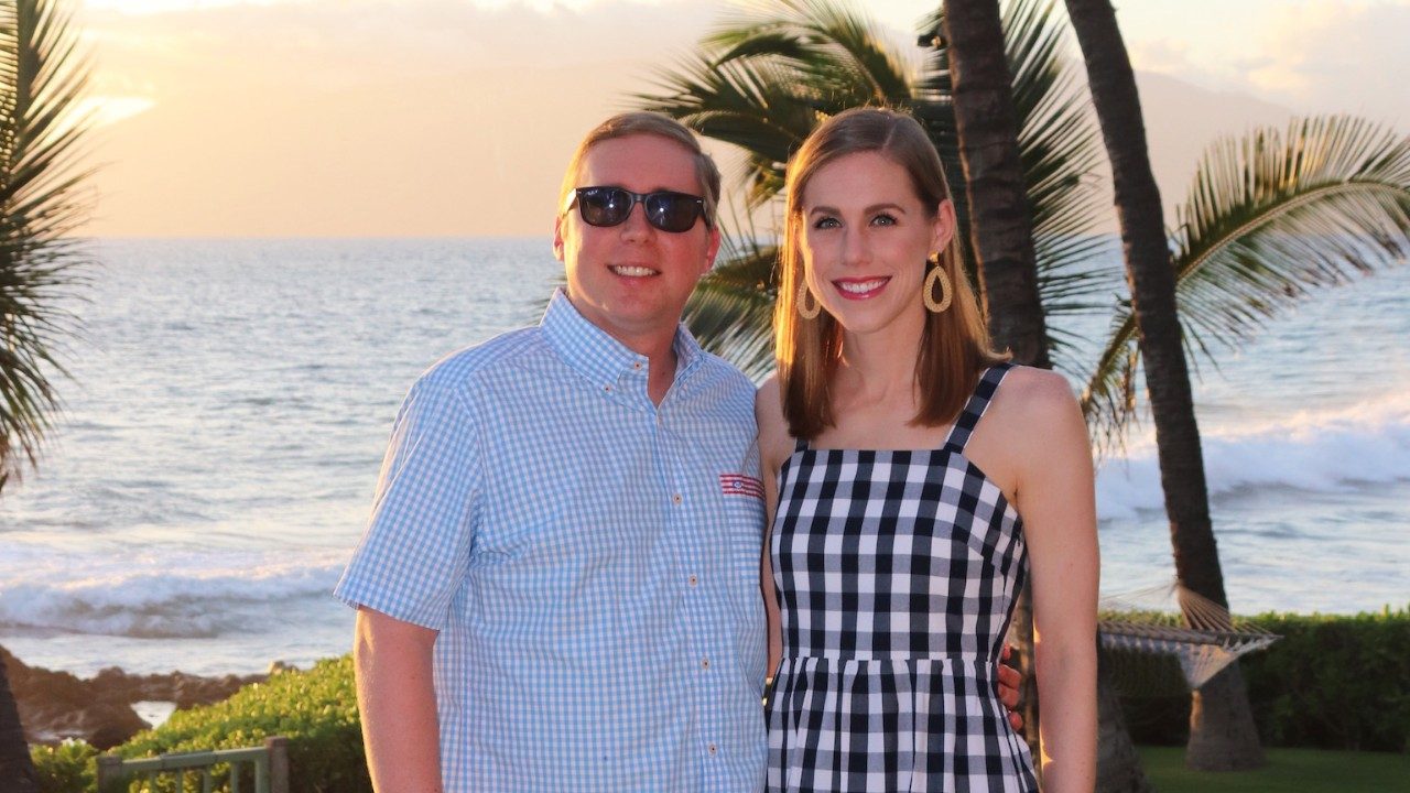 艾莉森·赫默·乔切茨和她的丈夫，胶质母细胞瘤幸存者约翰，在海滩上拍照