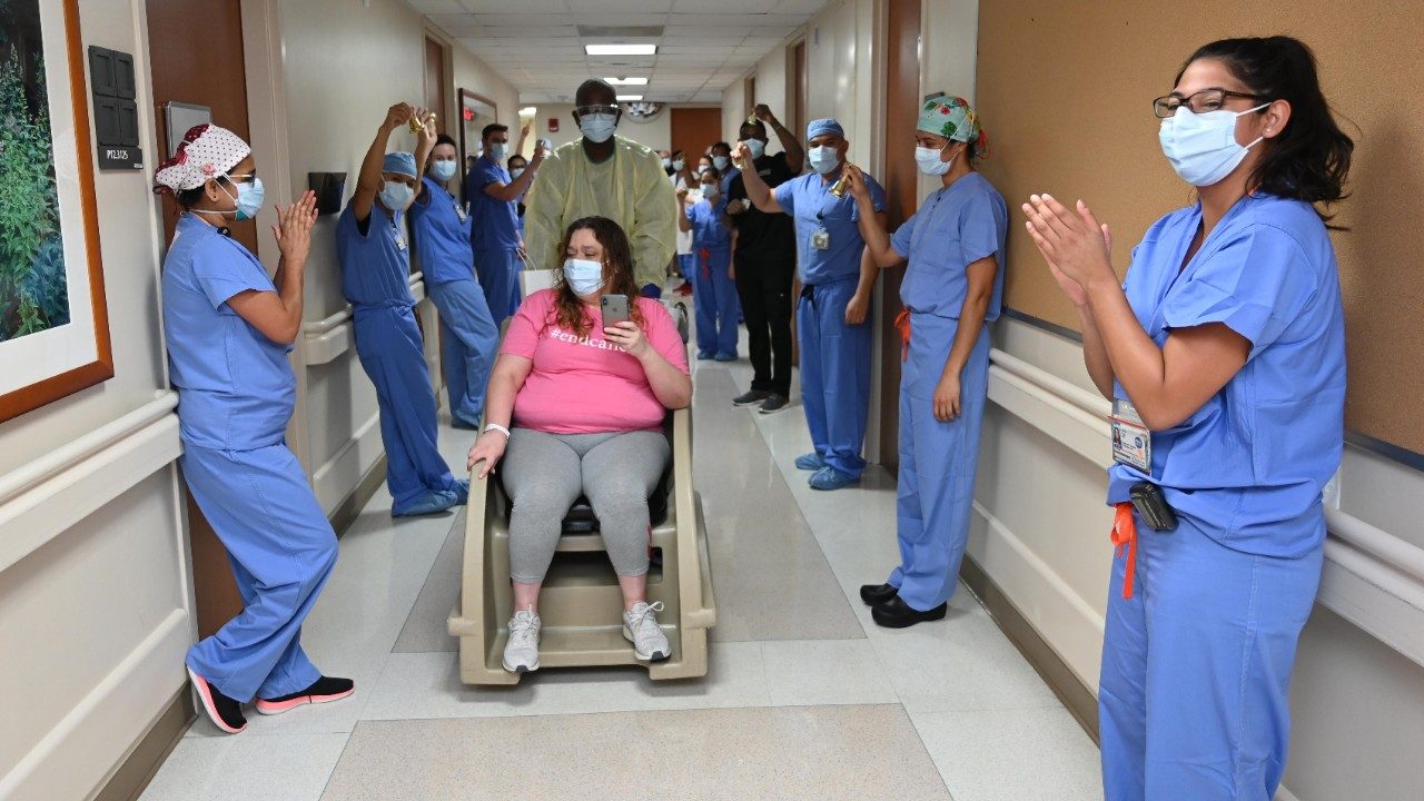 白血病幸存者玛丽·赫尔南德斯离开安德森医院COVID-19重症监护室