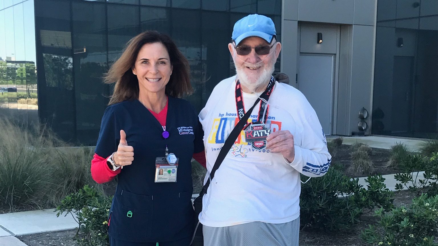 辐射治疗师Karrie Bellard和胰腺癌幸存者Ken Rogers在MD Anderson West Houston之外