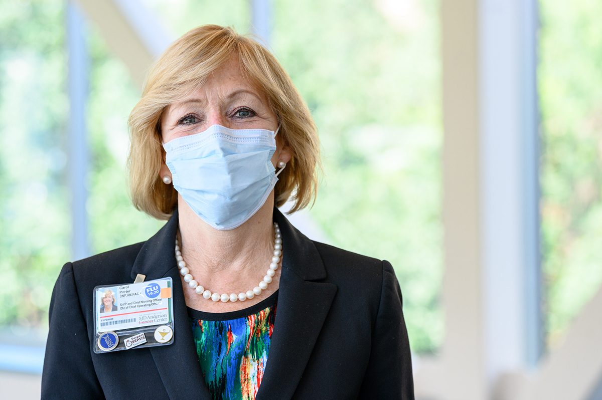 MD Anderson的首席护士长卡罗尔·波特(Carol Porter)在新冠病毒(COVID-19)大流行期间戴着口罩