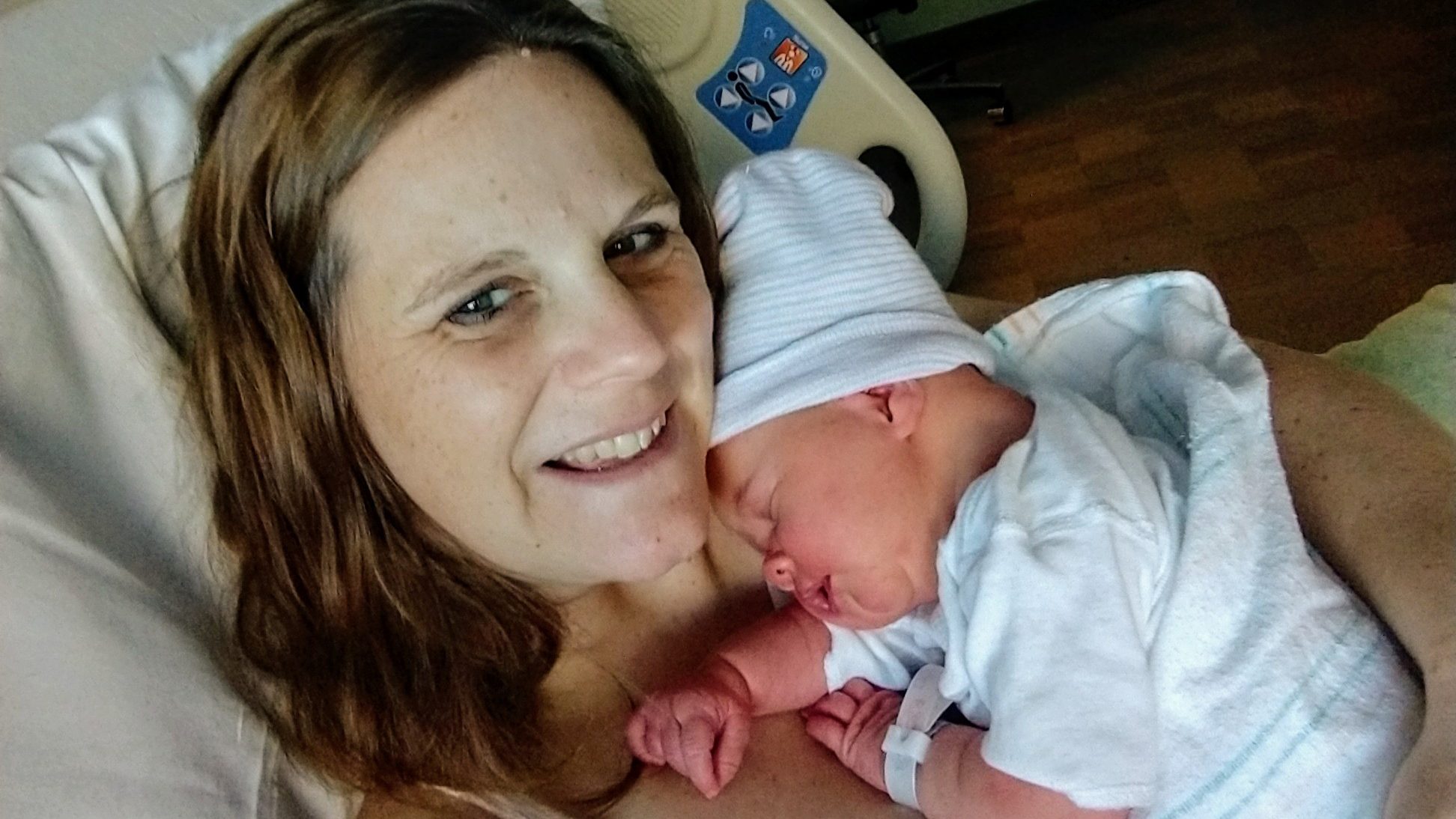 淋巴瘤幸存者克丽斯塔Lusby抱着她刚出生的女儿摩根在医院