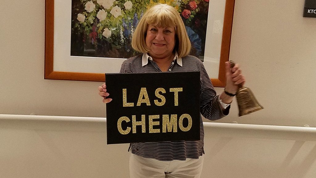 多发性骨髓瘤幸存者Marie Chaplinksy举着“最后一次化疗”的牌子