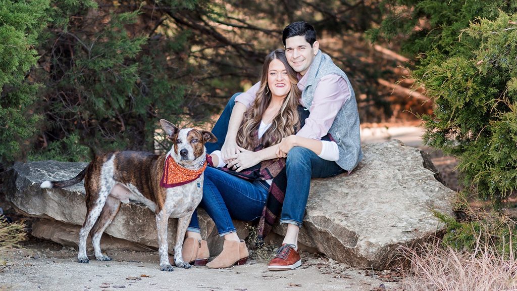 胃癌症幸存者圣地亚哥萨拉斯和他的妻子娜塔莉，造成他们在公园的狗