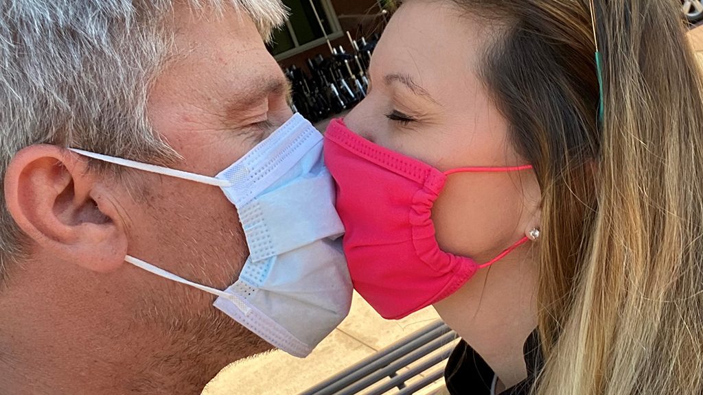 食管癌幸存者达斯汀PRUETT与他的妻子，薄雾