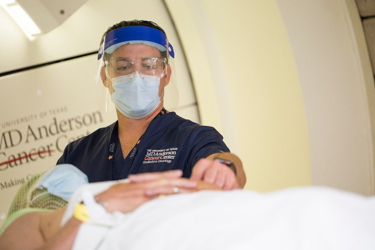 临床放射治疗主管克里斯桑德斯，向头部和颈部癌症患者施用质子疗法。