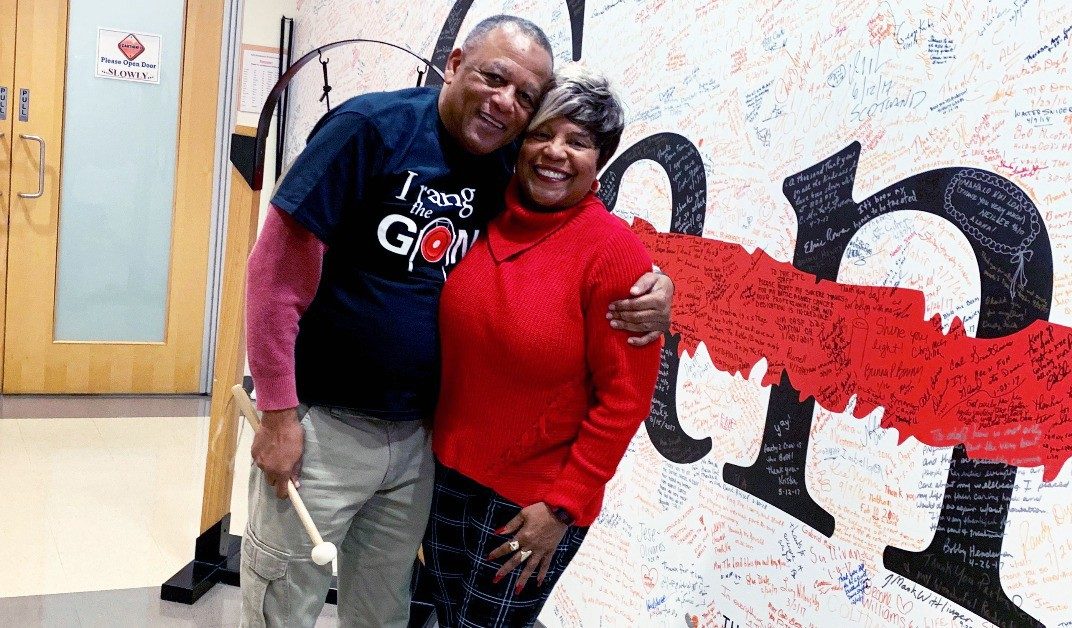 2020年1月20日，格雷格·戴维斯完成质子治疗后，他和他的未婚妻黛安·威廉姆斯站在MD安德森质子治疗中心的龚旁边。
