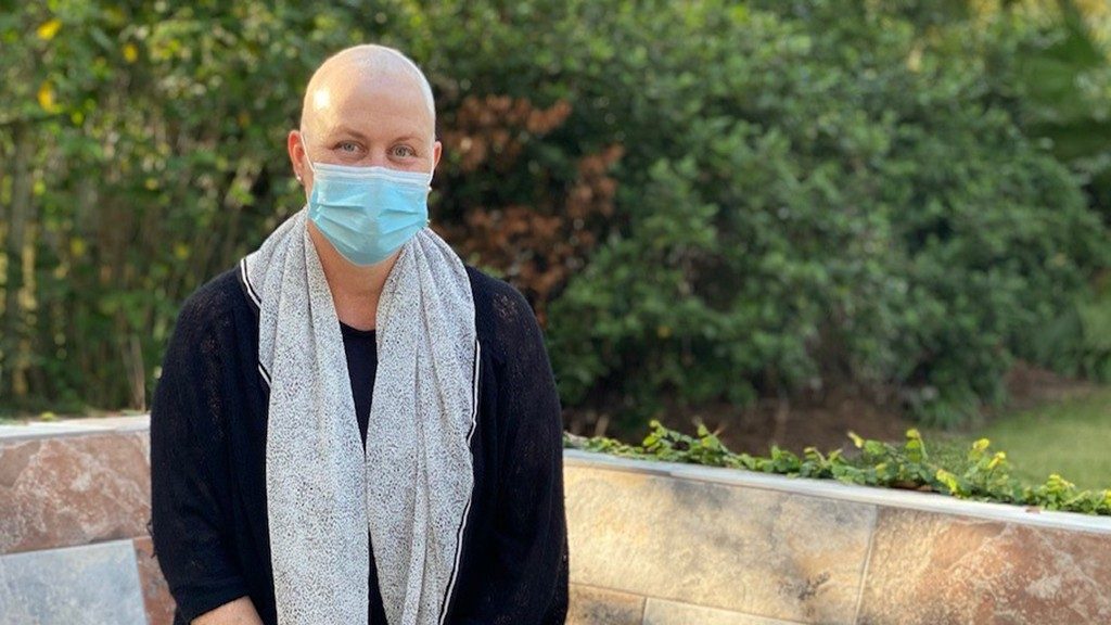 子宫癌幸存者kirsten alendes戴着面具