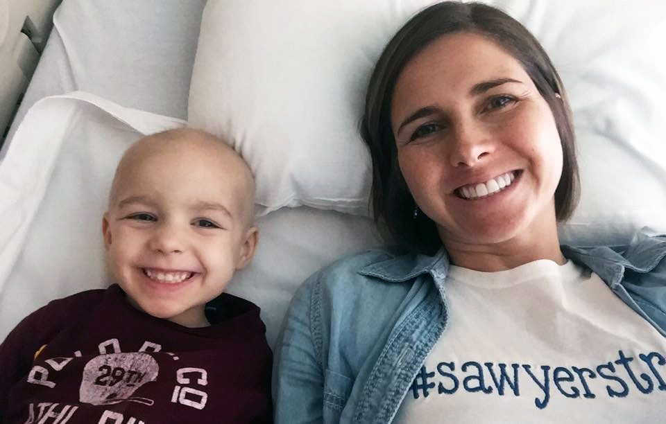 儿科癌症护理人员阿曼达黑客在她的儿子旁边，在他的癌症治疗期间